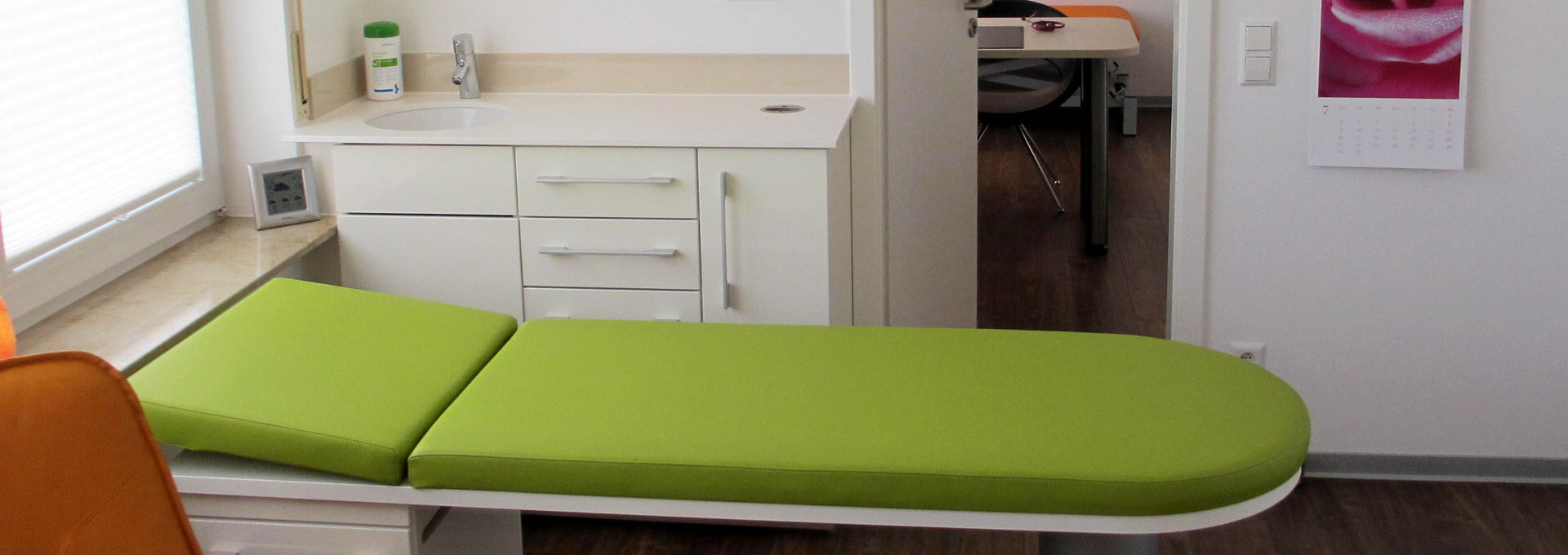 Behandlungsraum mit Liege in der Arztpraxis Martin Mühl Illingen